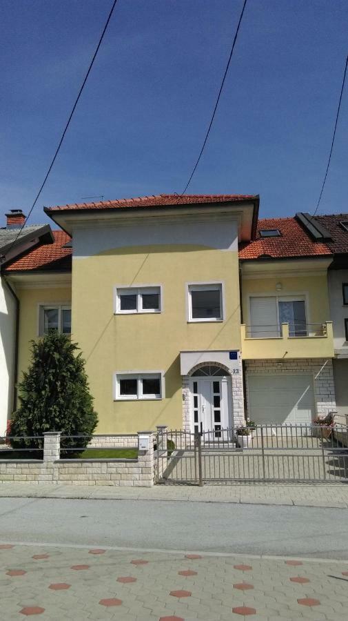 Apartmani Nova Karlovac Eksteriør bilde